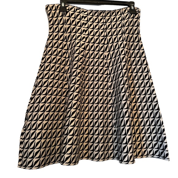Max Studio Houndstooth Style Pull On Flair Skirt - Picture 4 of 13